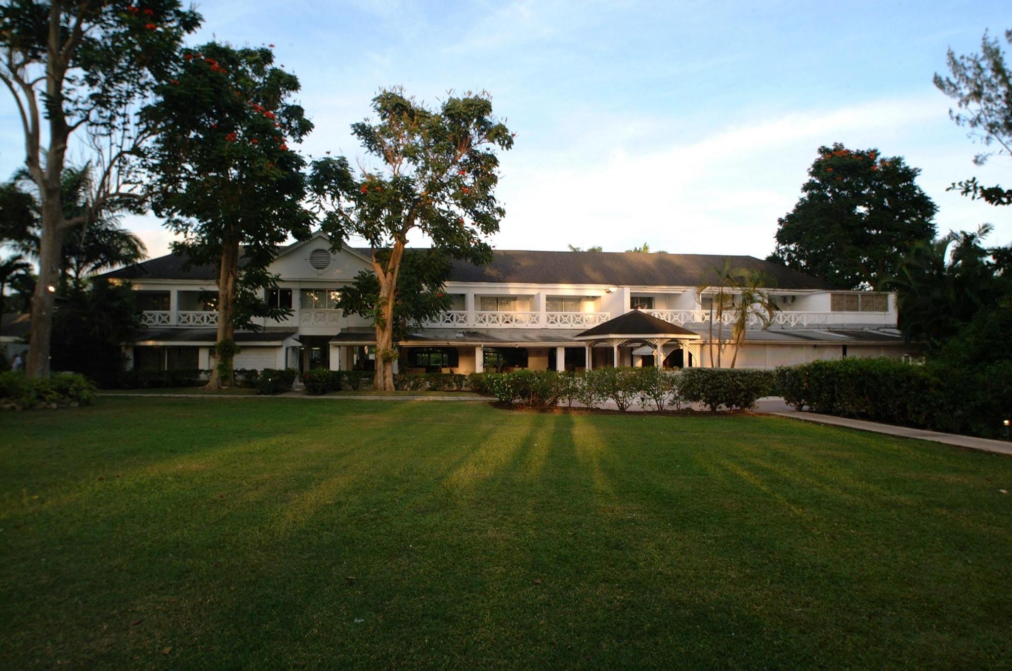 Starfish Discovery Bay Holetown Exterior photo