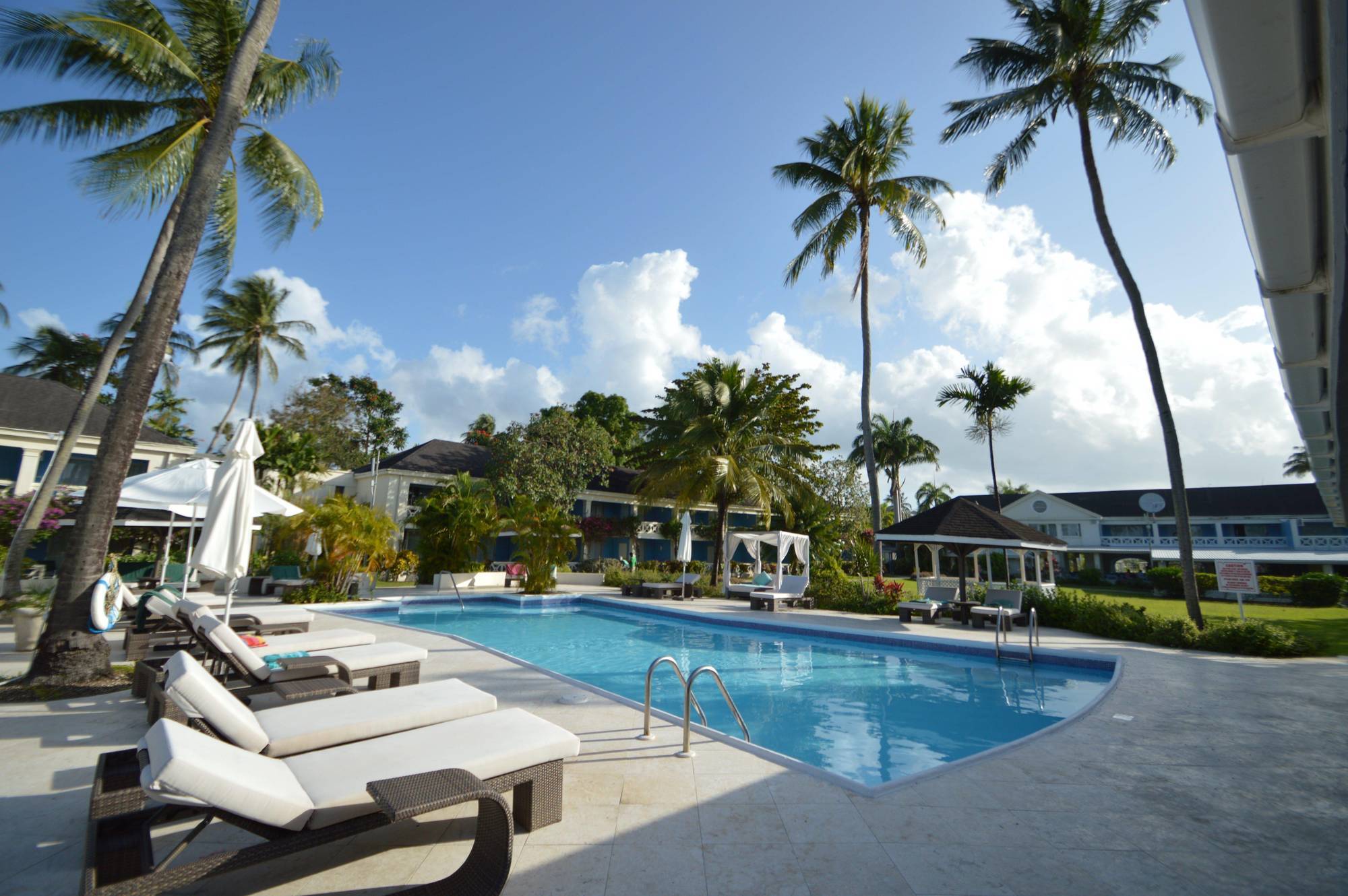 Starfish Discovery Bay Holetown Exterior photo